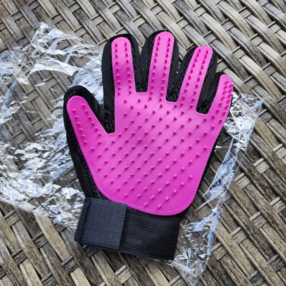 NWT 🐾HOST PICK🐾 PINK DOG/CAT  DESHEDDING/GROOMING LEFT HAND GLOVE ONE SIZE